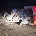 Carreta carregada com postes de concreto tomba em Licínio de Almeida.